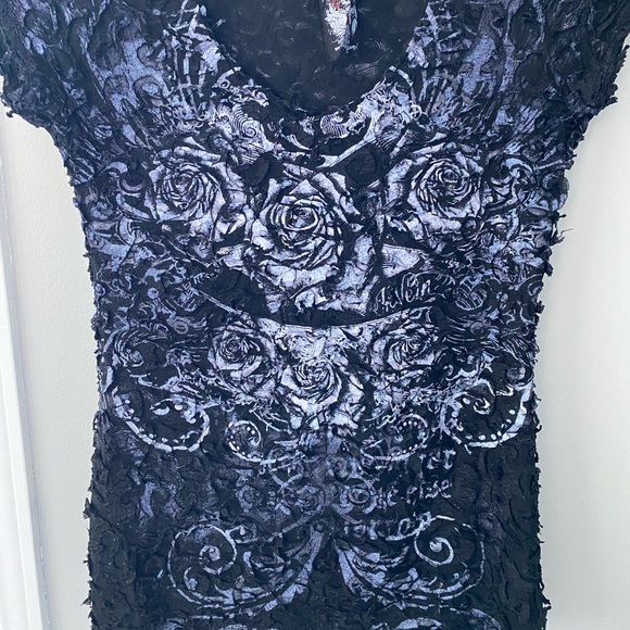 In Vein • Black short sleeve shirt w roses print - Picture 3 of 8